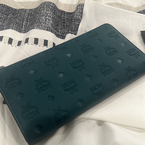 MCM Aren Zip Around Wallet in Monogram Leather - Picture 2 of 4